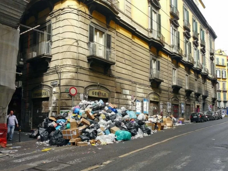 trash-in-naples