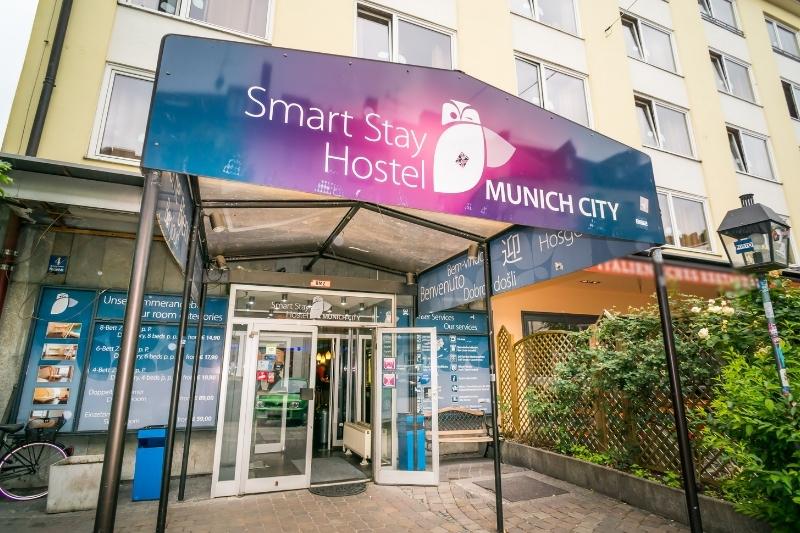 Image of entrance of Smart Stay Hostel Munich City