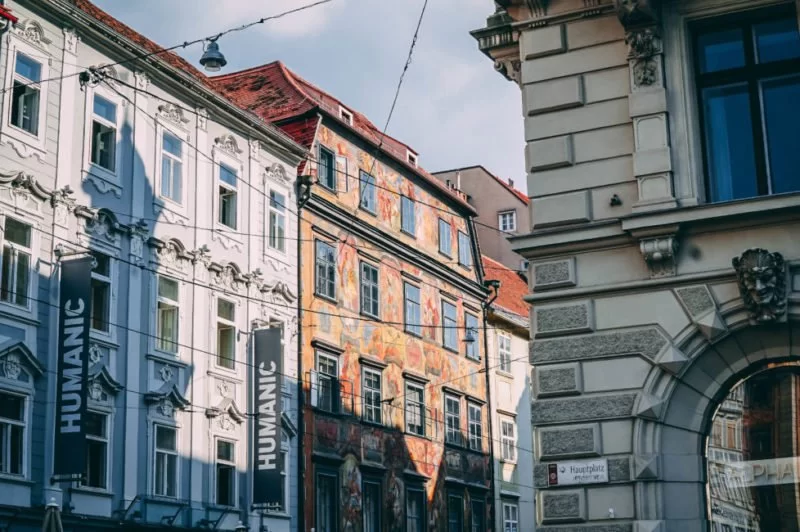 Gemaltes Haus and Herrengasse view