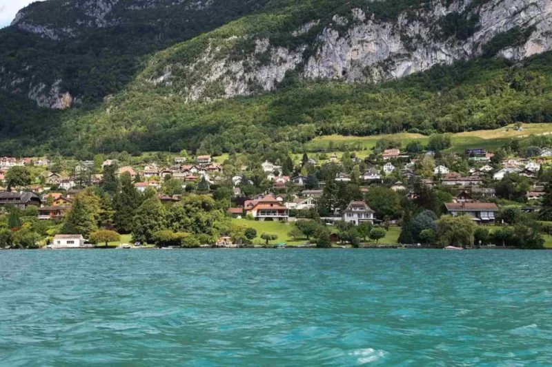 Annecy-lake-annecy-mountain-town