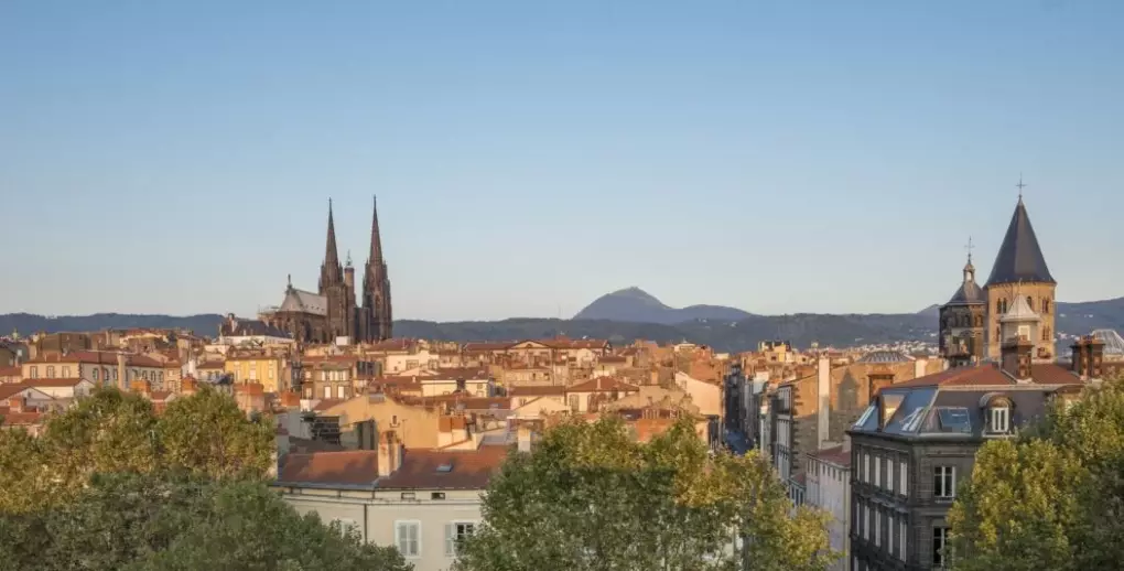 Clermont-Ferrand-La-cathédrale-dans-la-perspective-du-Puy-de-Dôme-15-LUC-OLIVIER