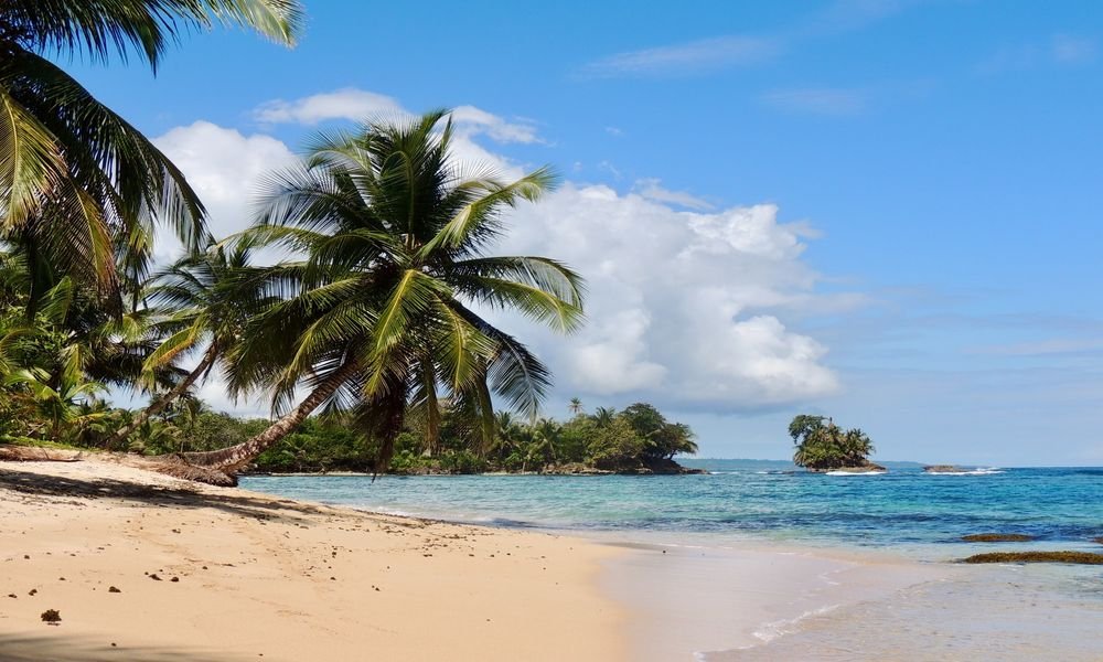 Bocas del Toro beaches with whiet sands and clear blue water