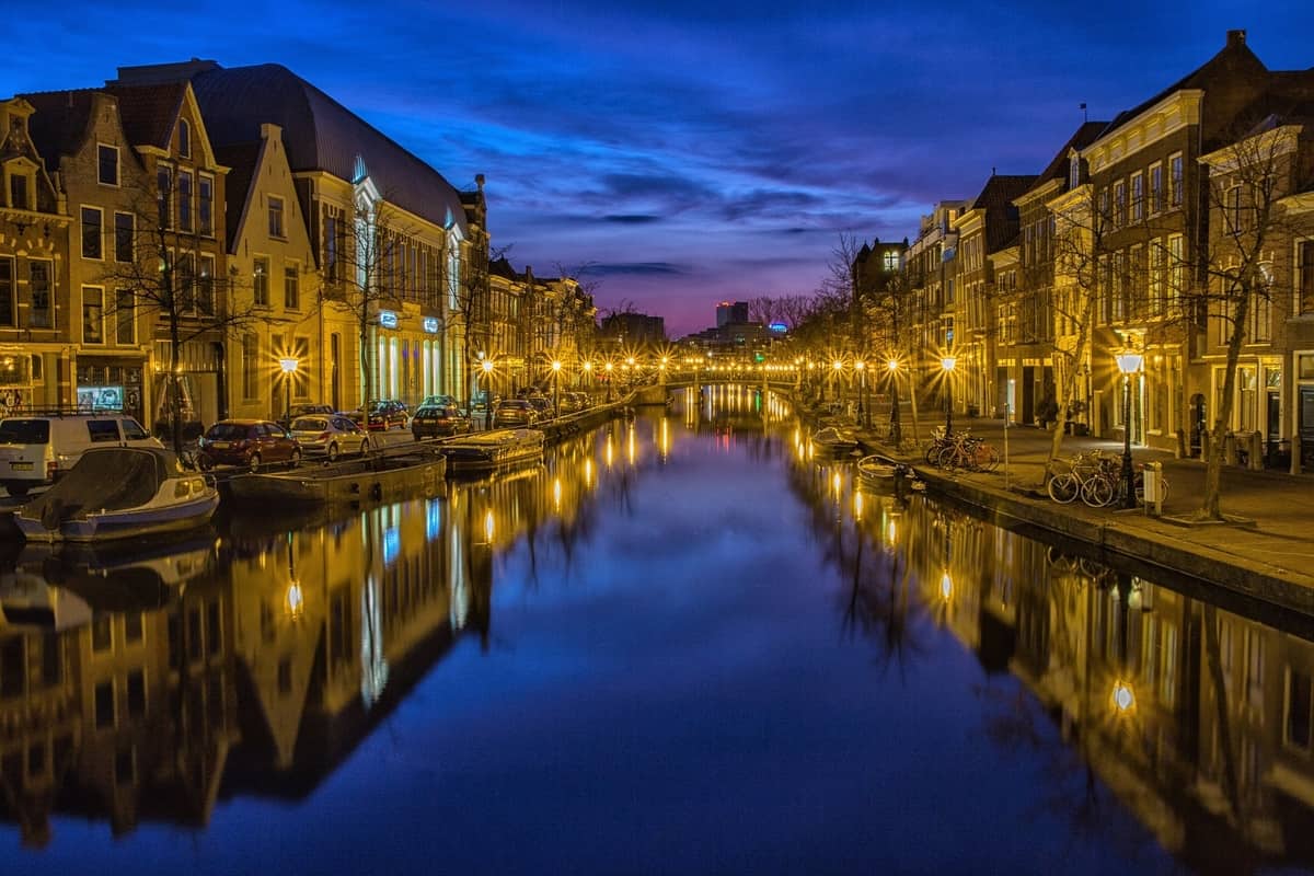 canal-in-leiden-netherlands-at-night