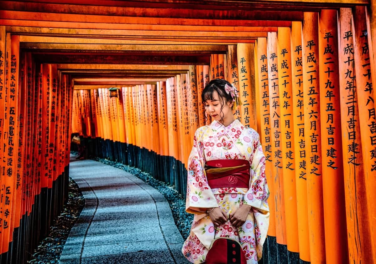 geisha-in-front-of-shrine-in-kyoto
