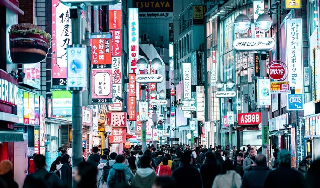 neon-signs-at-night-in-tokyo