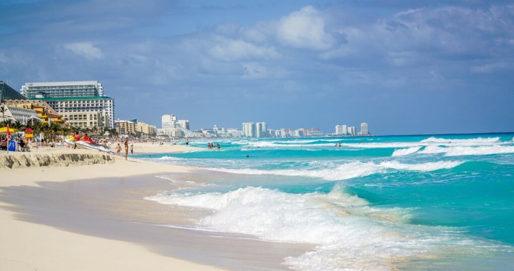 waves-crashing-on-cancun-beach