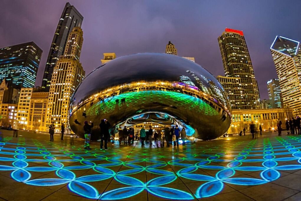 People looking at the Cloud Gate sculpture in Chicago.