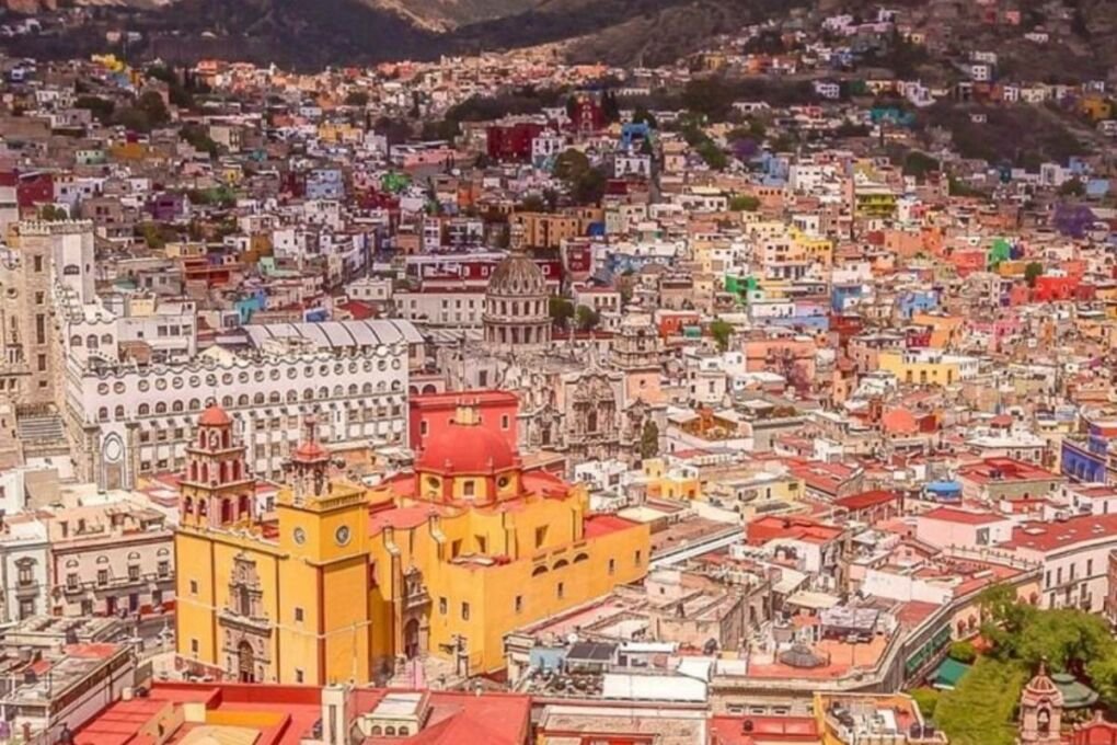 Mirador Hacia El Pipila surrounded by other buildings