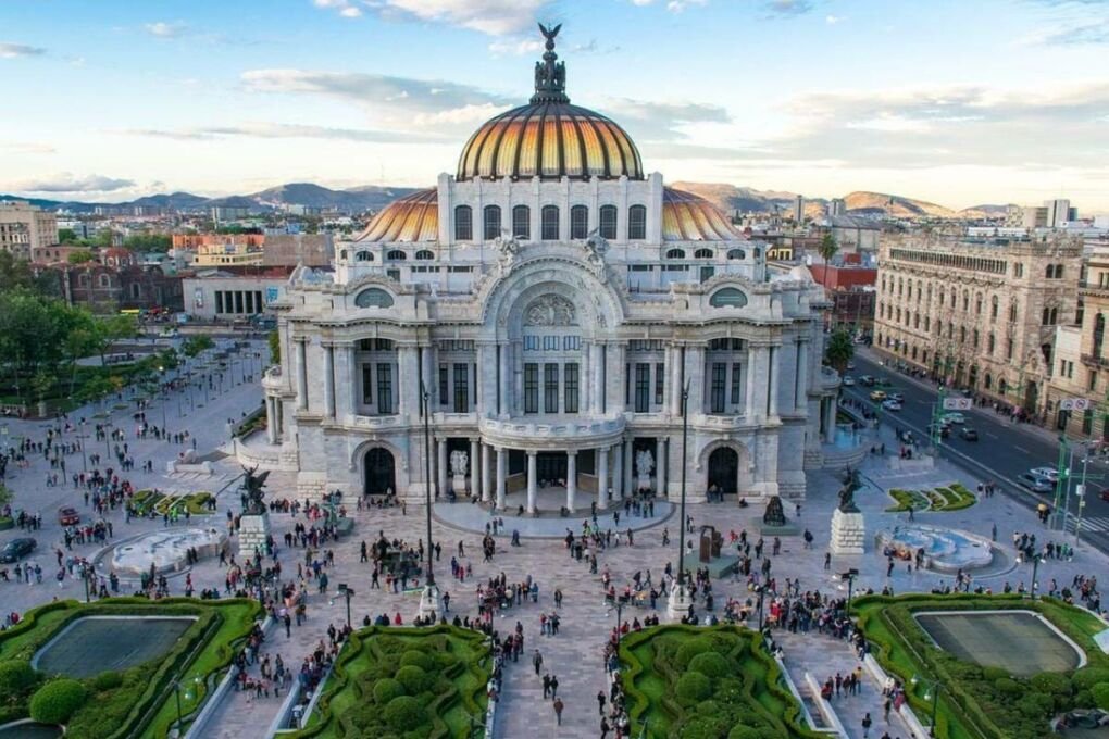 The Palacio De Bellas Artes with a busy crowd outside of it.