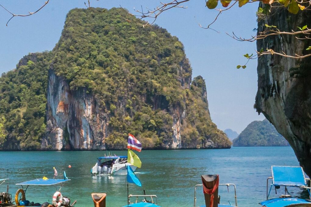 Thailand-Island-with-flag
