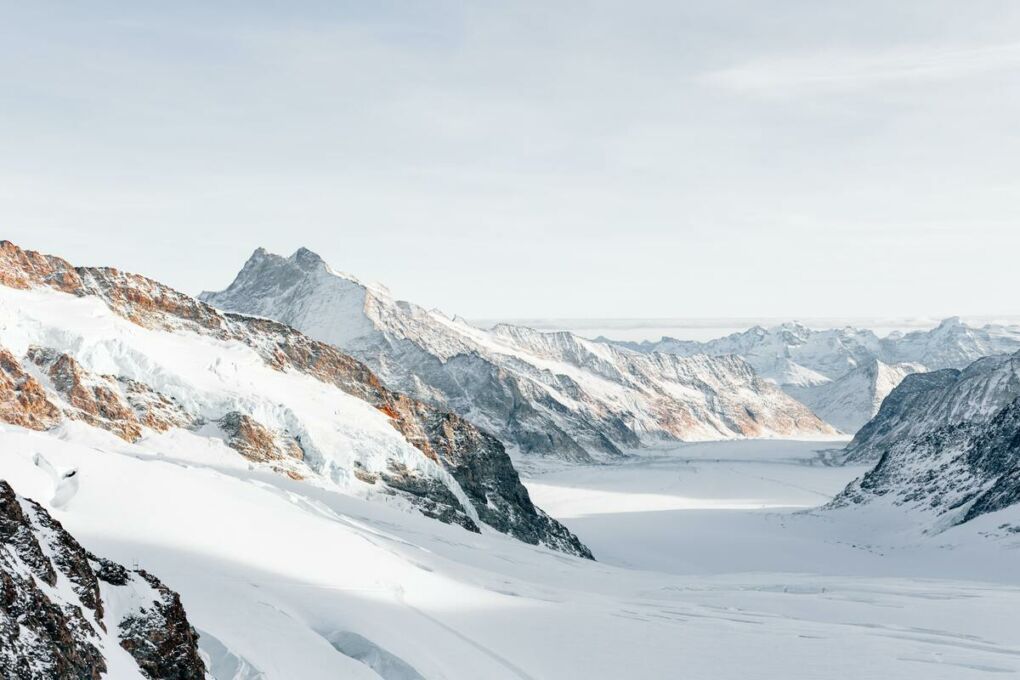 Swiss-mountains-covered-in-snow
