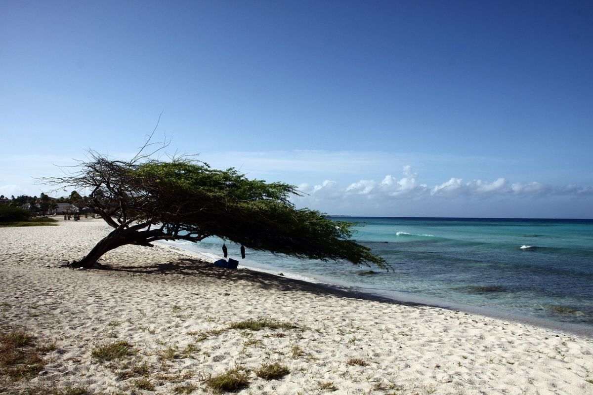 empty-beach-aruba