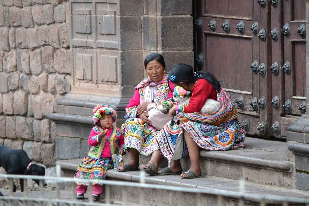 local-women-on-steps-in-peru