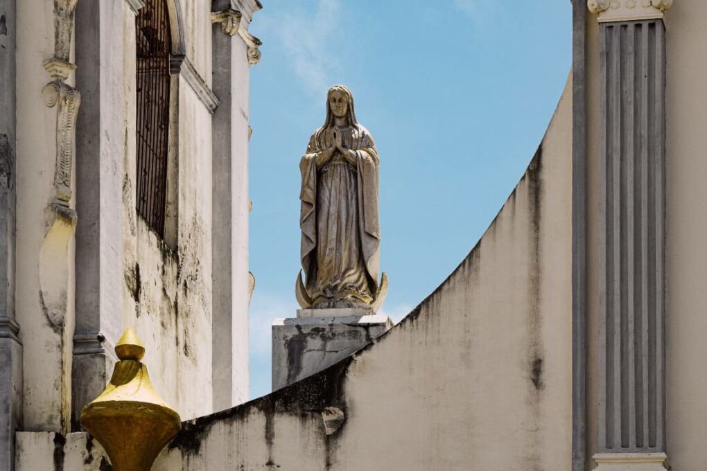 Nicaragua statue and wall 