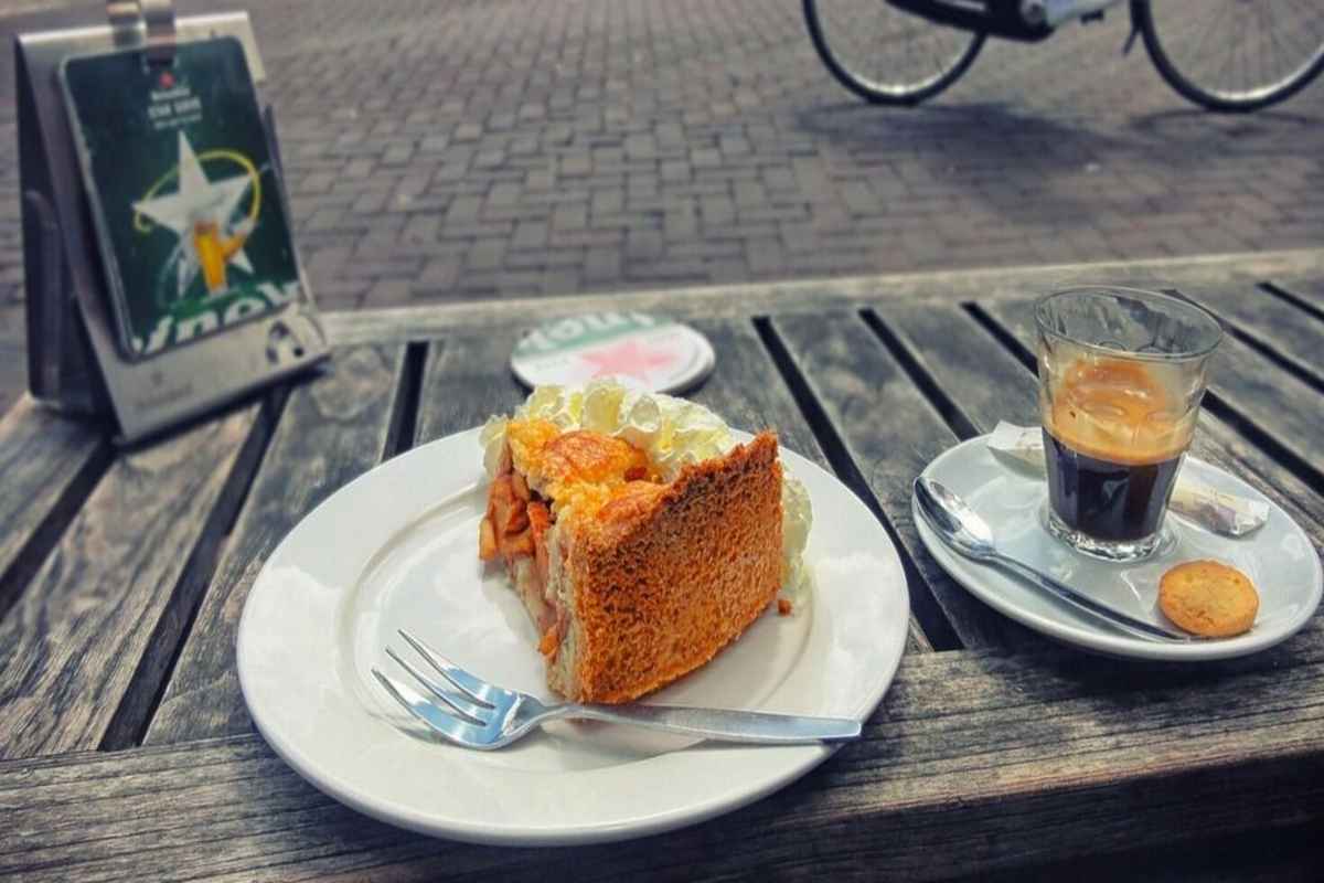 tart-and-coffee-in-amsterdam