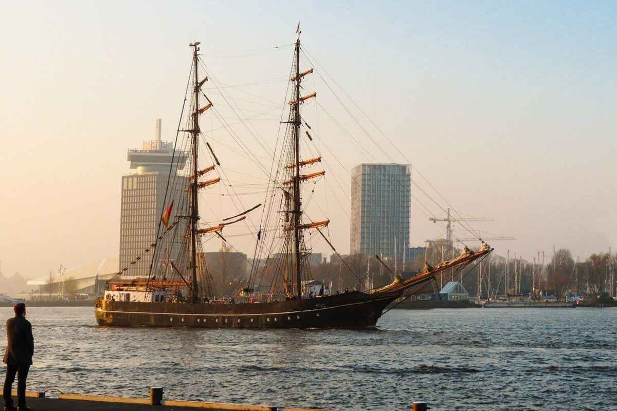 ship-on-the-amstel-river 