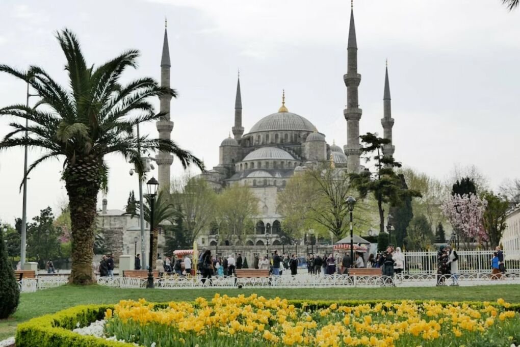 Image-of-people-outside-a-turkish-mosque