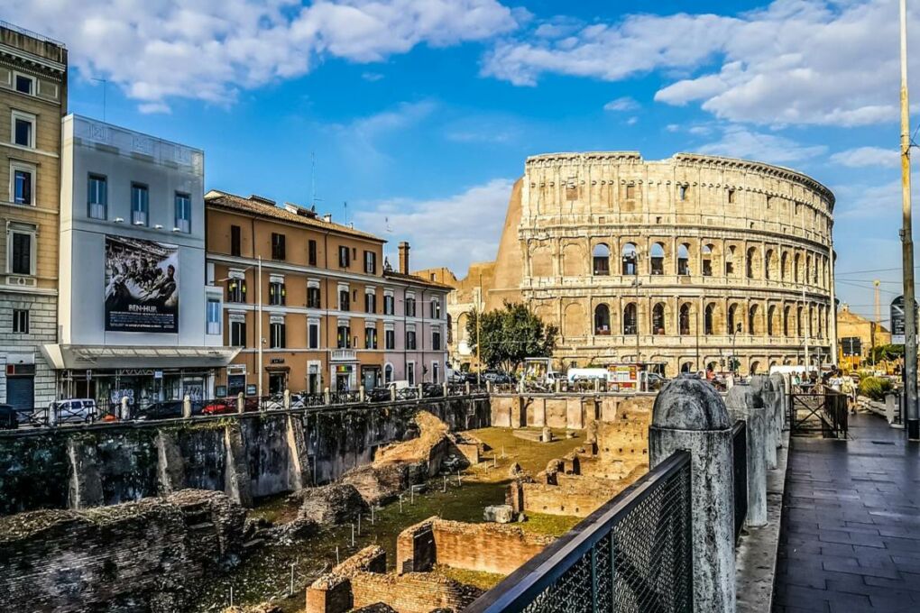 alt="image of the Rome colosseum" 