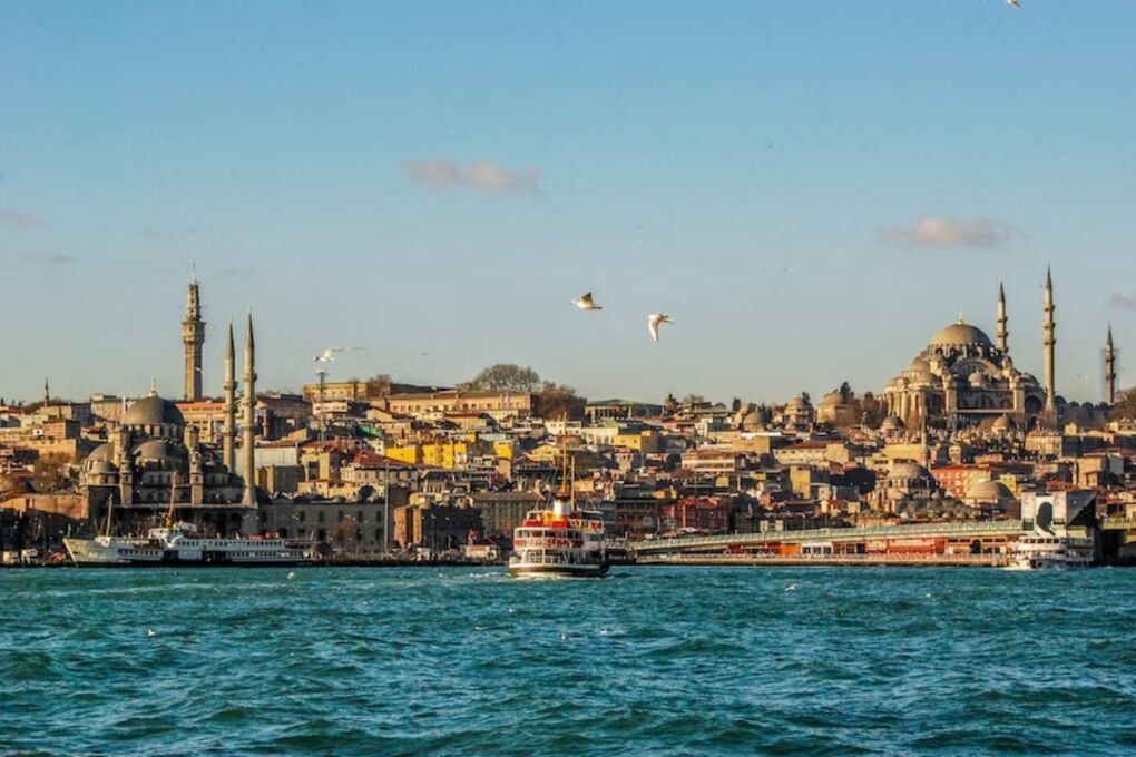 Image-of-boat-on-still-water-in-Turkey