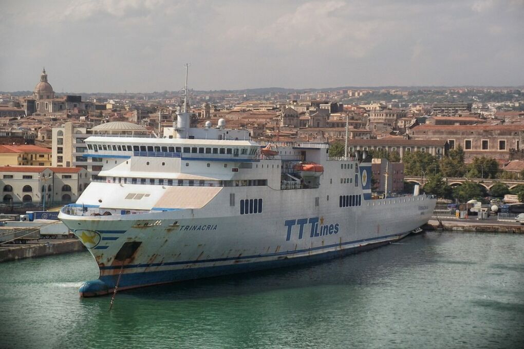 alt="image of a ship in the city Catania