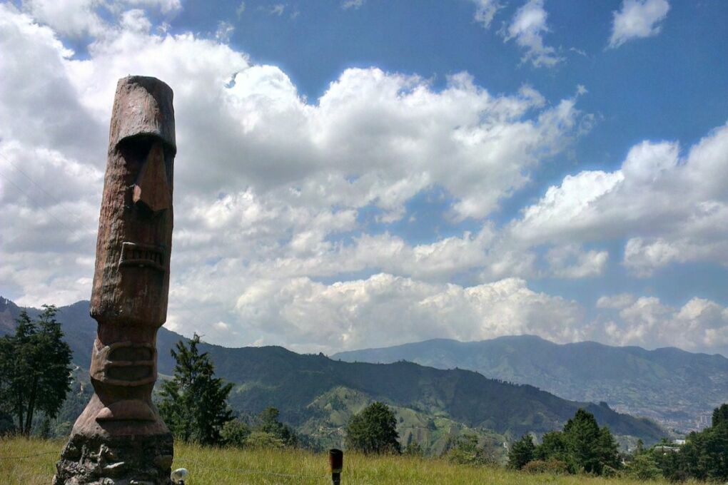alt="image of a bust in Envigado"