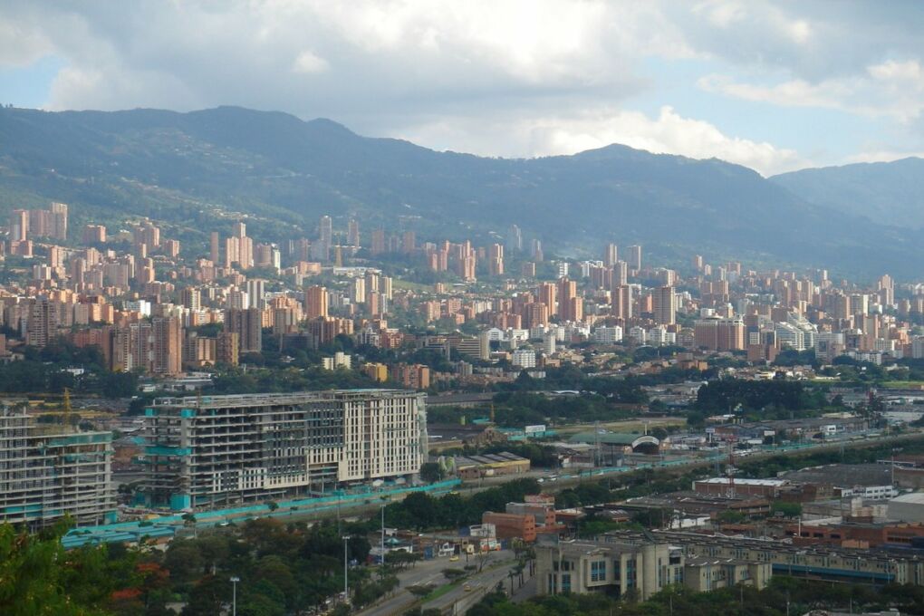 alt="Image of the city of Medellin from above"
