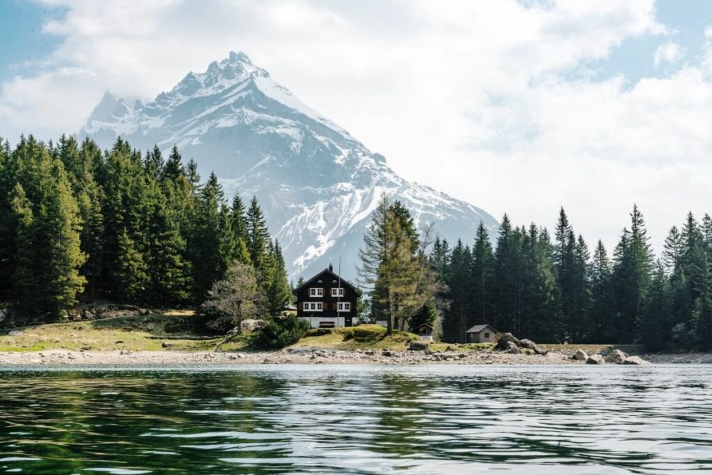 image-of-black-painted-house-in-Arnisee