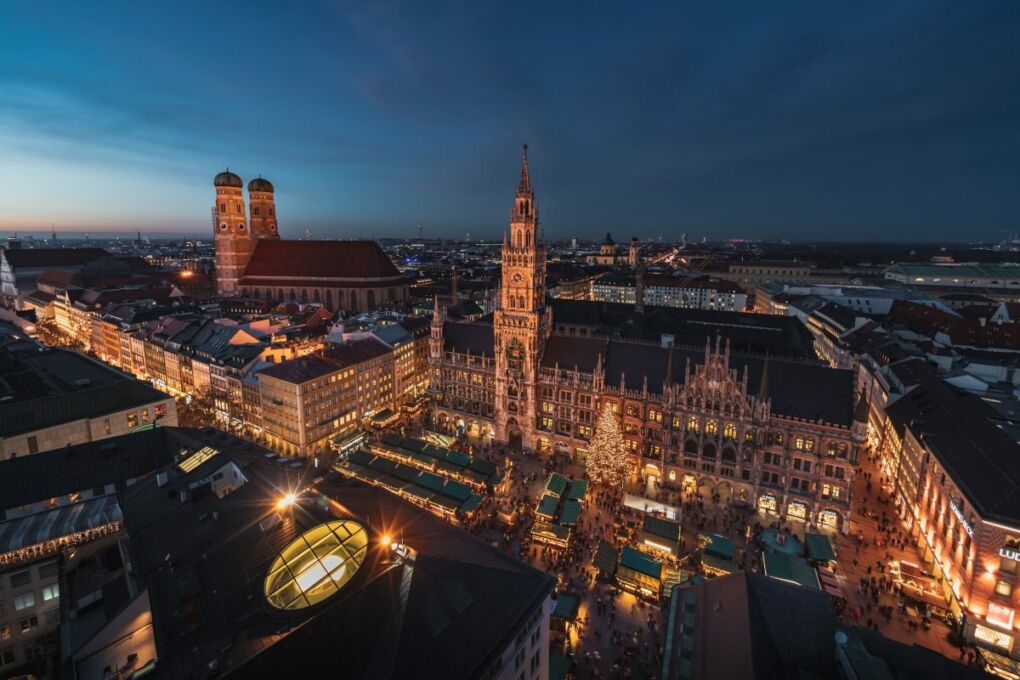 image of the Marienplatz night lights