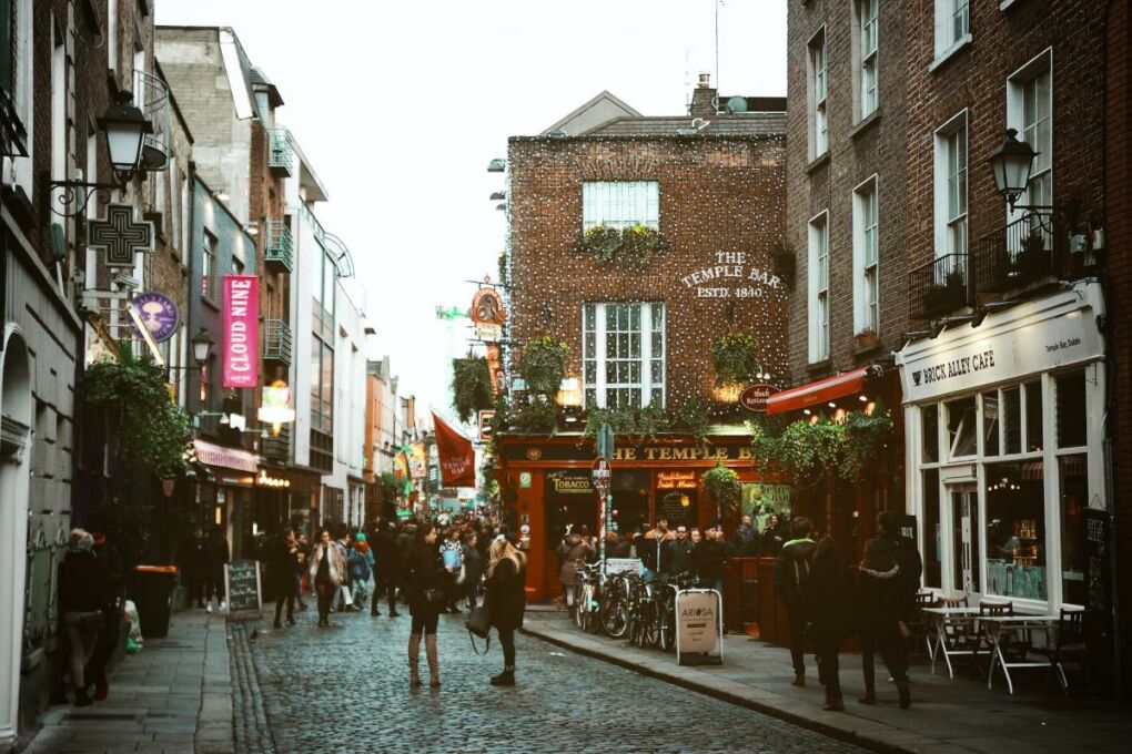 Image-of-red-temple-bar-in-Dublin