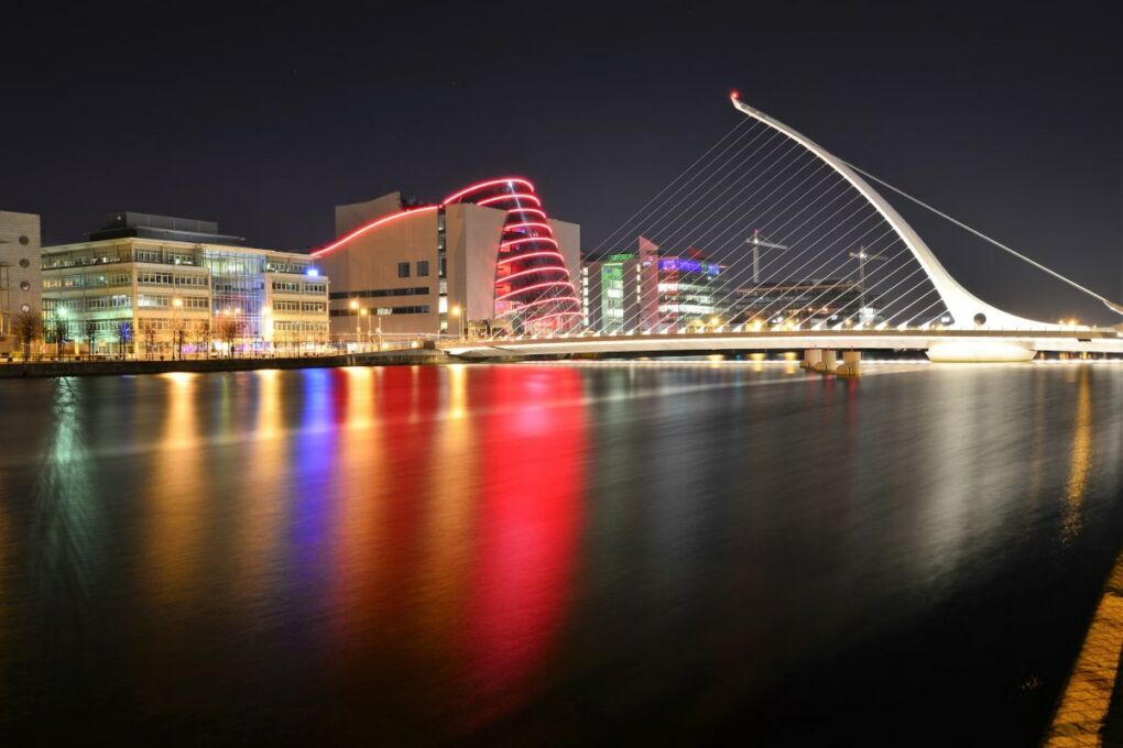 Image-of-dublin-at-night-with-water