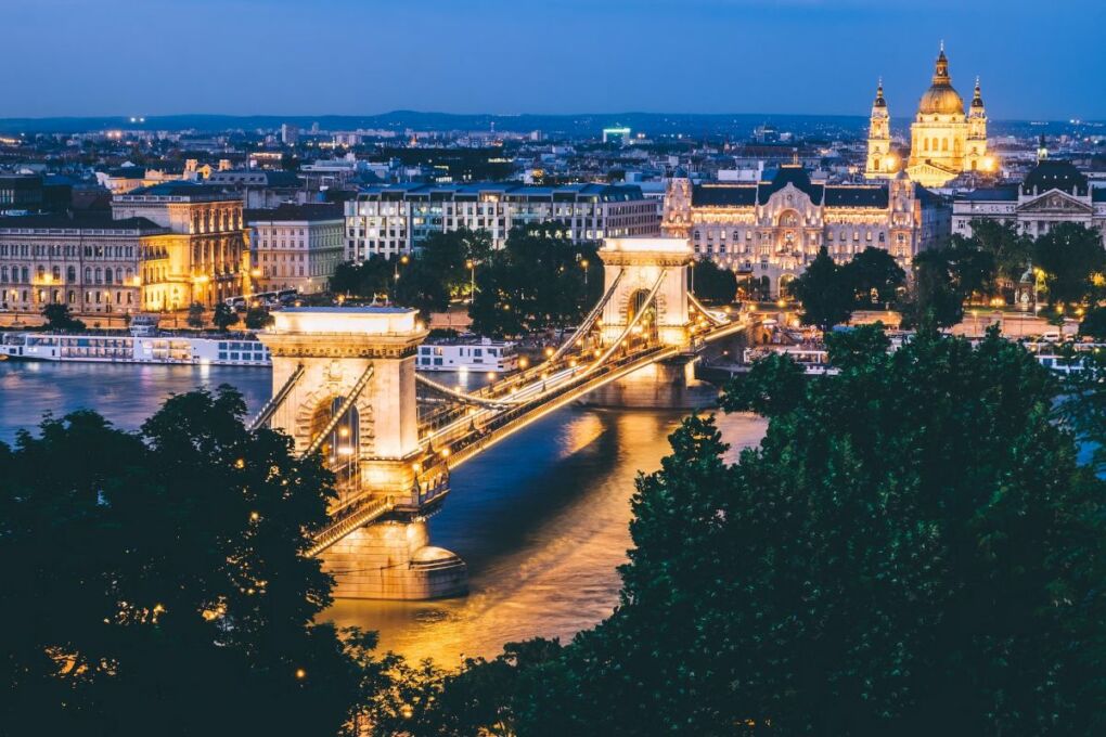 Image-of-city-lights-in-budapest