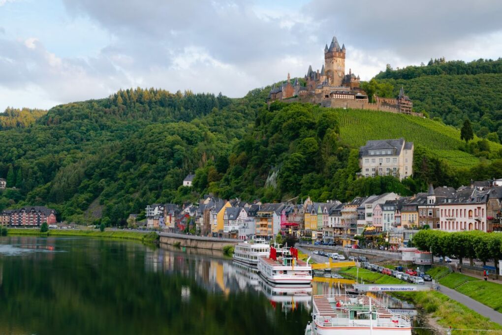 image of lake houses and landscape in Cochem, Germany