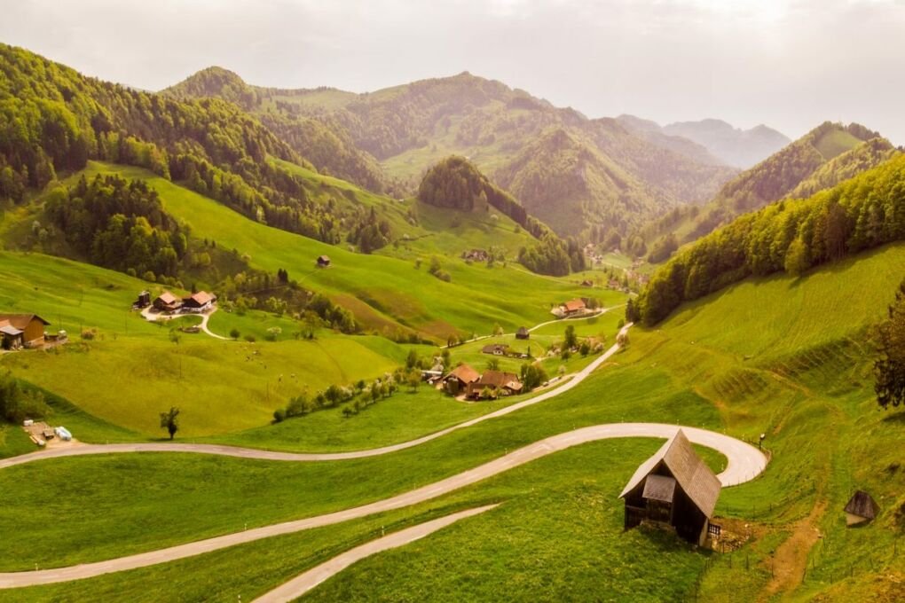 Image-of-small-houses-in-a-meadow-in-passwang