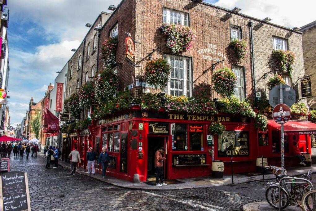 Image-of-red-booth-and-temple-bar-in-dublin
