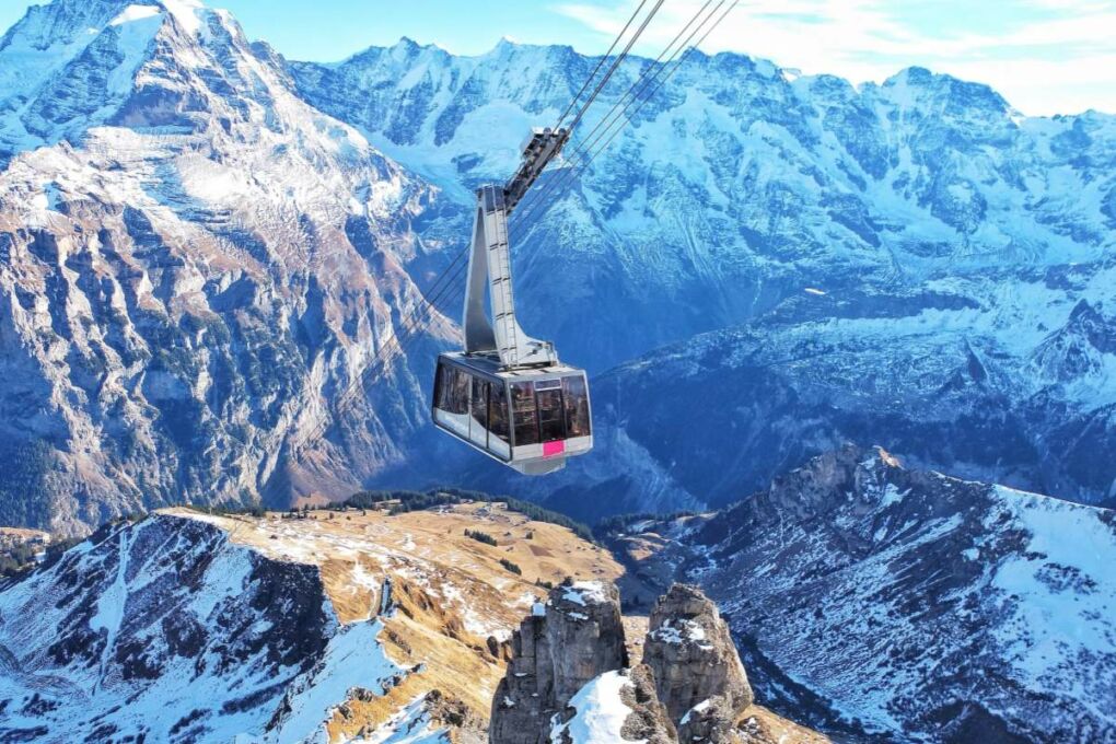 Image-of-a-ski-lift-above-a-mountain