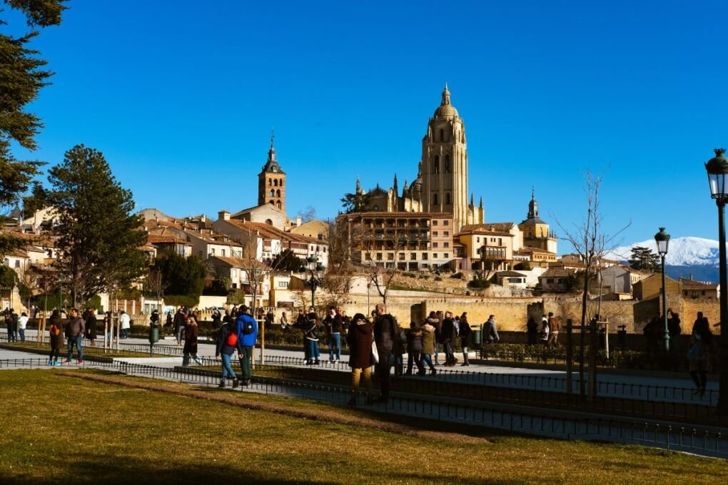 Image-of-a-group-of-people-in-Segovia