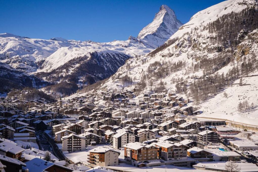 Image-of-snow-covered-houses-and-mountain