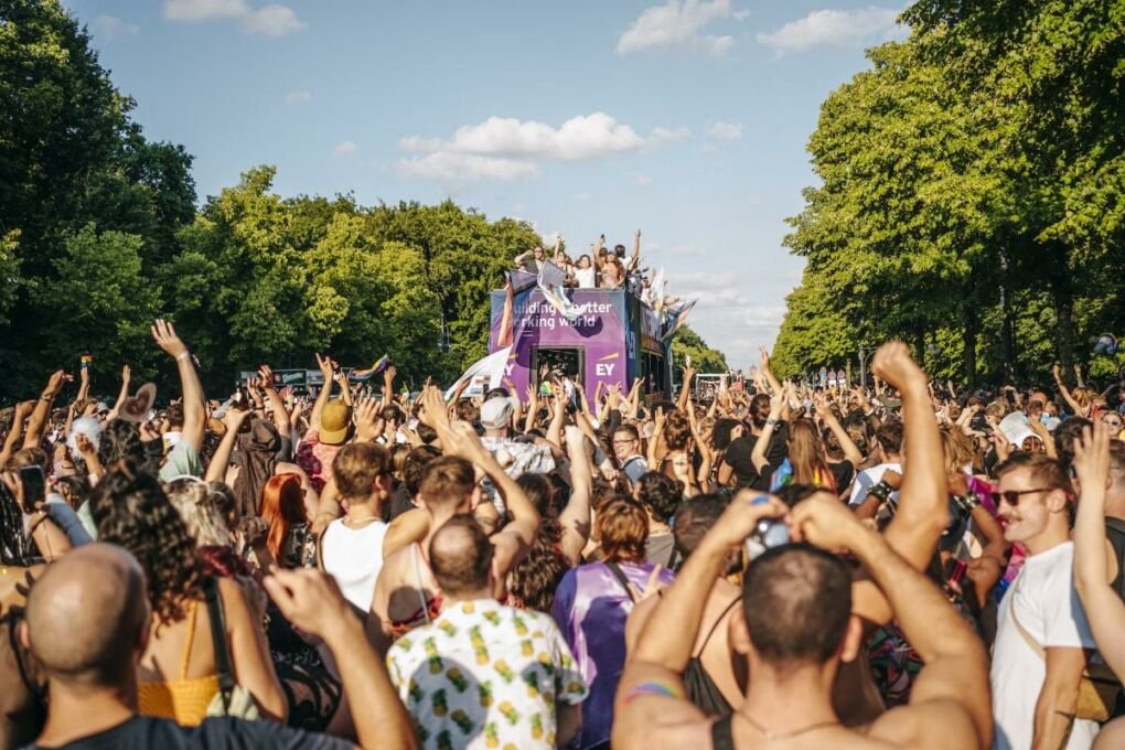 Image of a large crows of people in Berlin