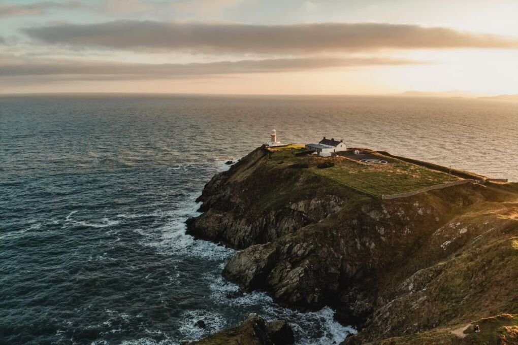 Image-of-a-lighthouse-on-a-cliff