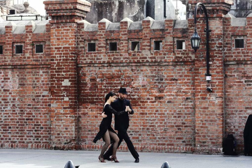 People tango dancing in Argentina