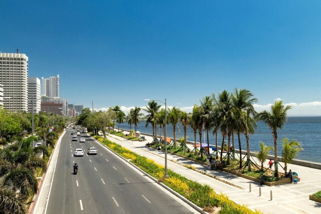 A road with palm trees in Manila Bay