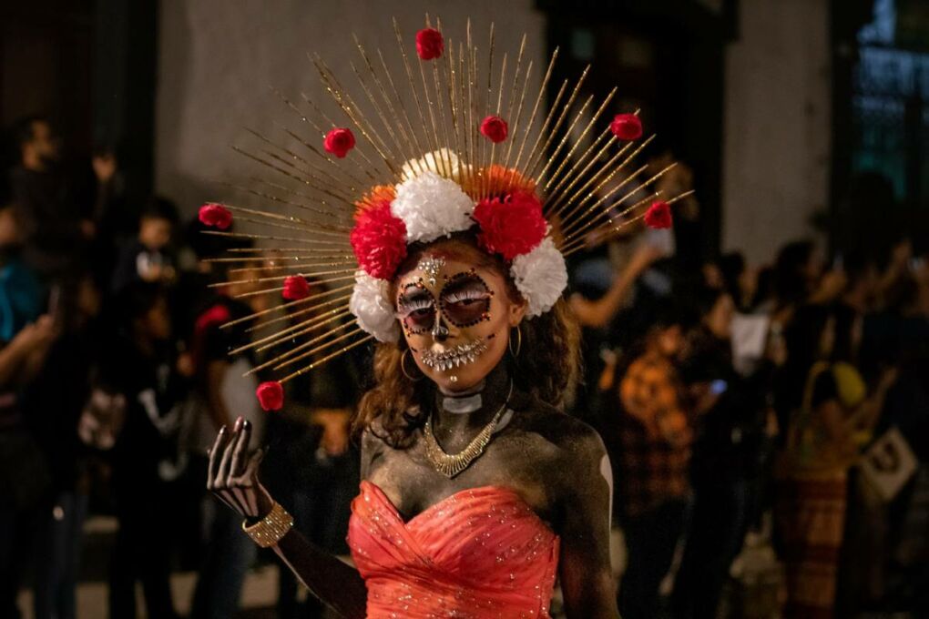 Women in Dia de los Muertos makeup and clothing