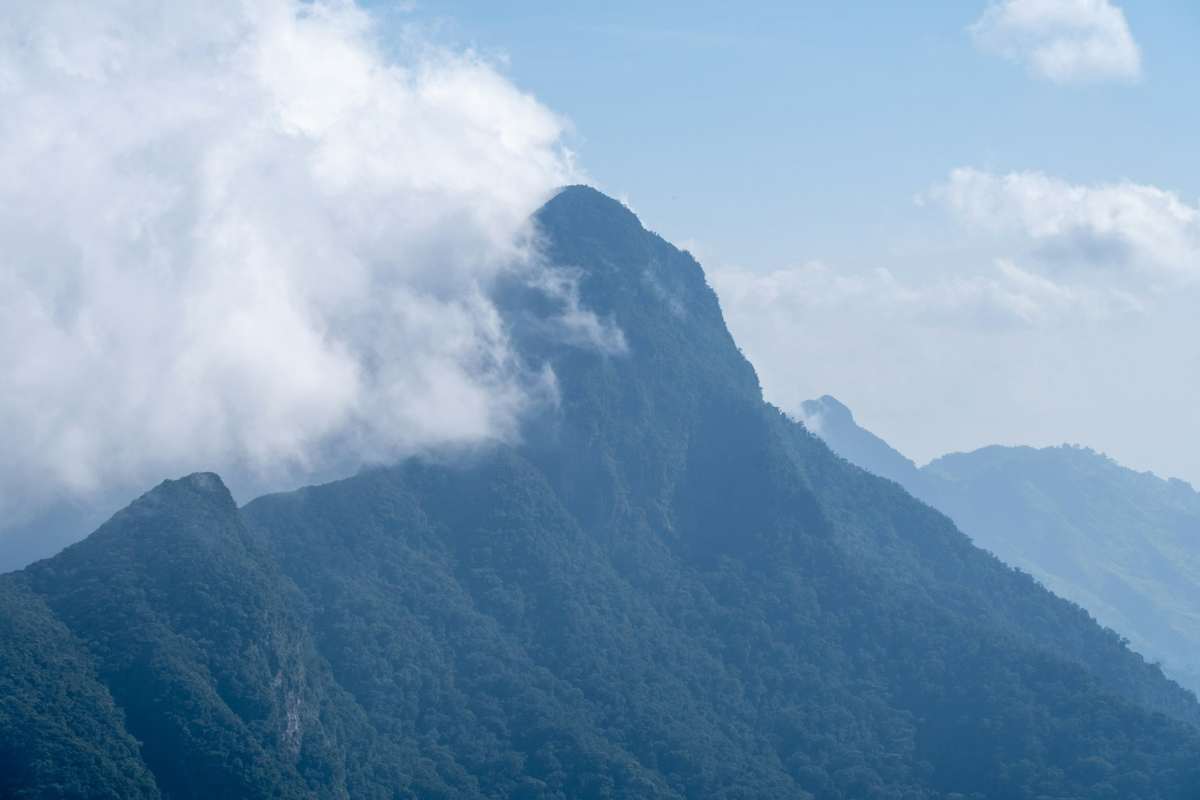 Ulunguru-mountain-with-some-clouds-in-the-sky