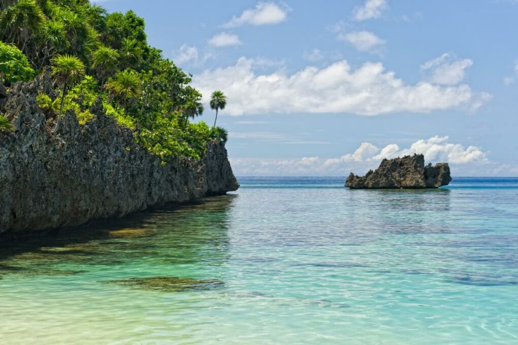 The turquoise waters of Roatan