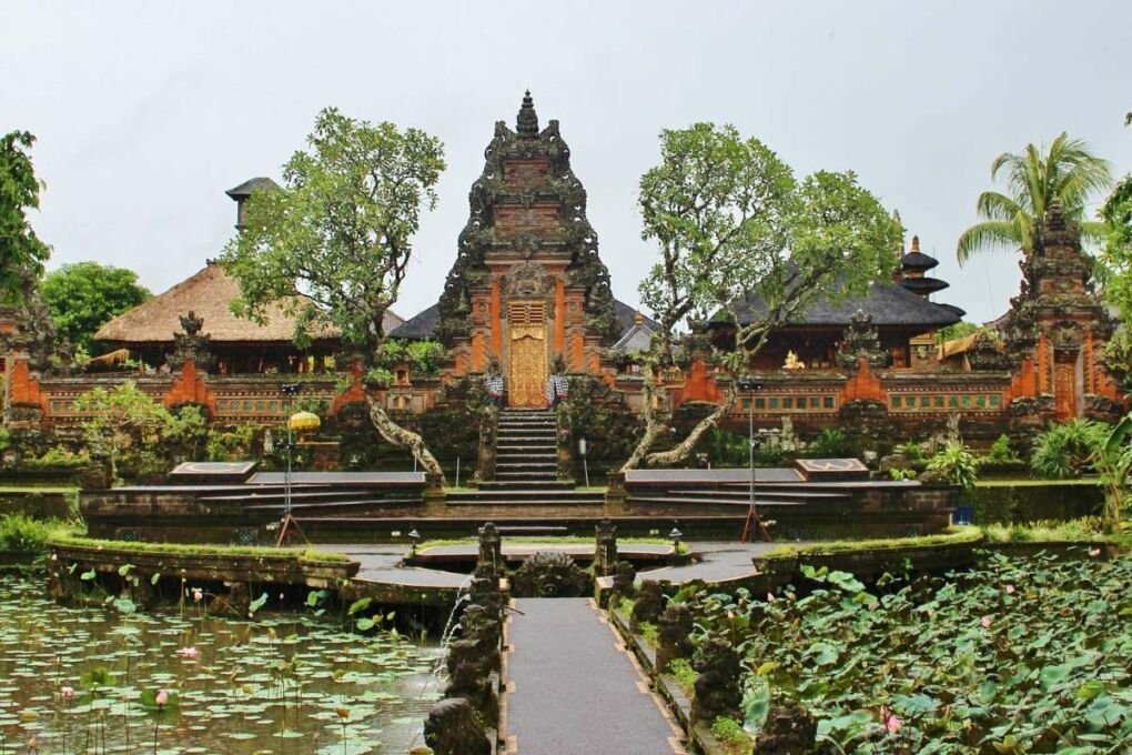 |||||||||Pagoda lake temple with mountain background