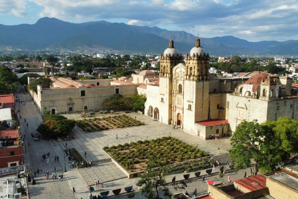 Town square in Oaxaca, Mexico|||||||||Women in Dia de los Muertos makeup and clothing