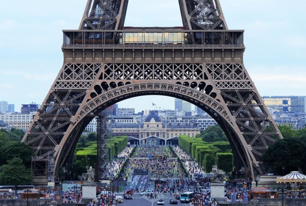 eiffel-tower-france-feature||bordeaux-france-alley||||||paris-city-skyline-at-dusk||